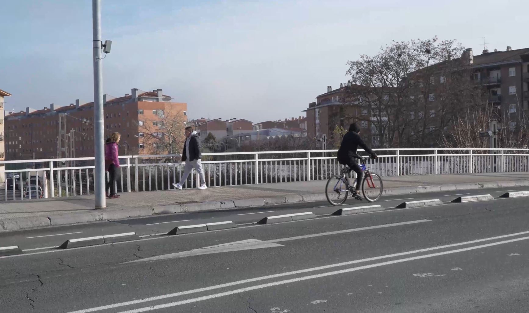 Radar detectando la aproximación de un ciclista para activar señalización preventiva
