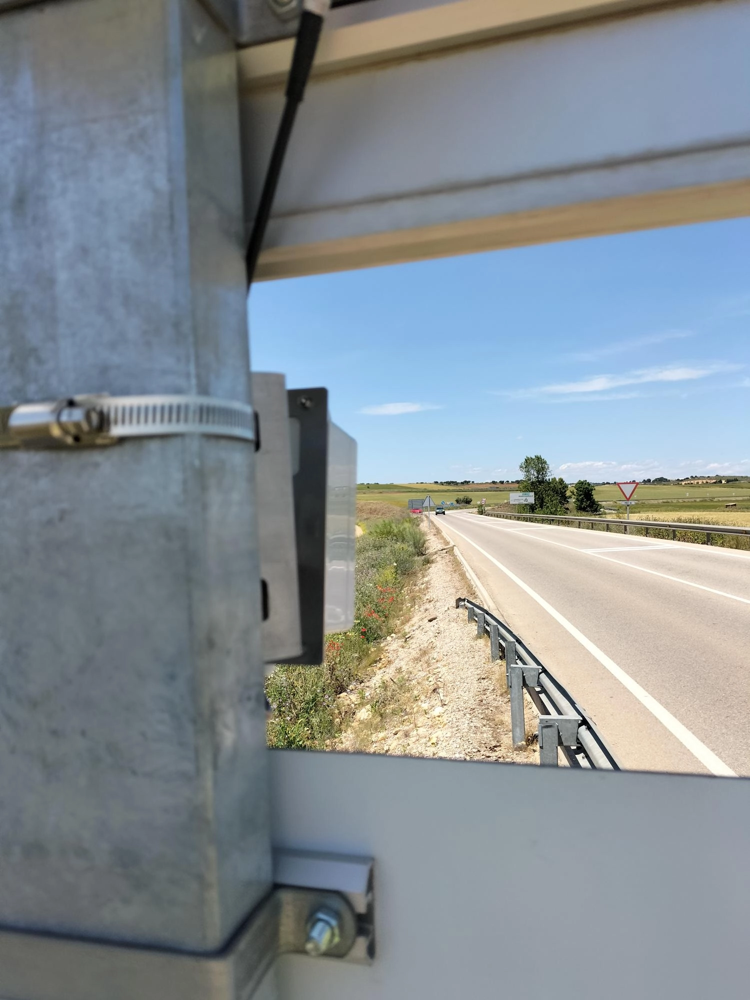 Tráfico urbano vista cenital — infraestructura existente lista para aforador no invasivo