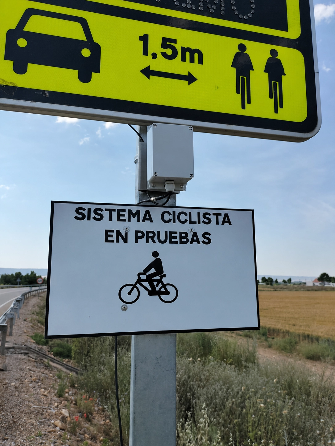 Radar detectando un vehículo aproximándose a una intersección con punto ciego